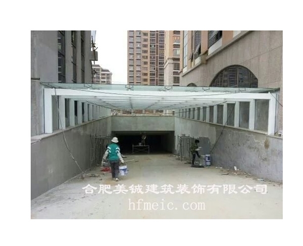 六安城投地下車庫雨棚施工中