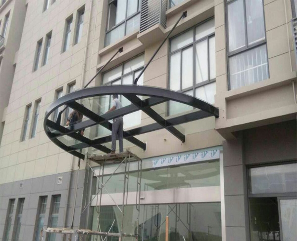 榮事達辦公樓鋼結(jié)構(gòu)弧形雨棚