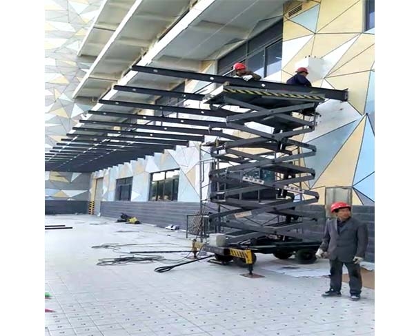 安徽巴莉甜甜總部400平鋼構(gòu)雨棚施工中