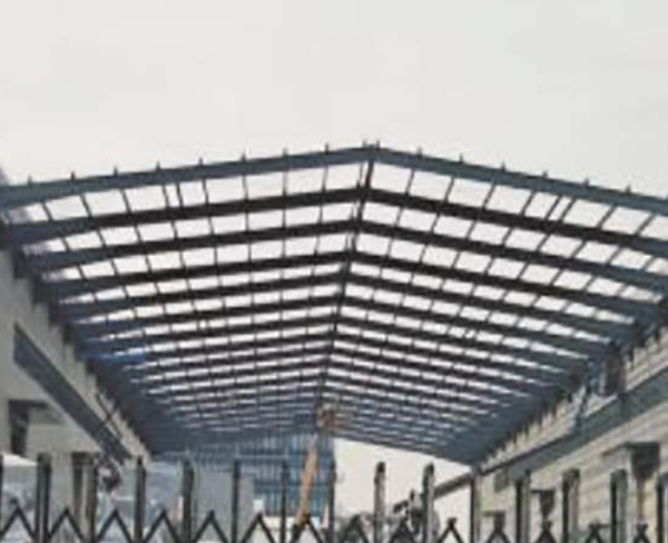 安徽新橋(強徽)眾霸新材料鋼結(jié)構(gòu)廠房連廊工程
